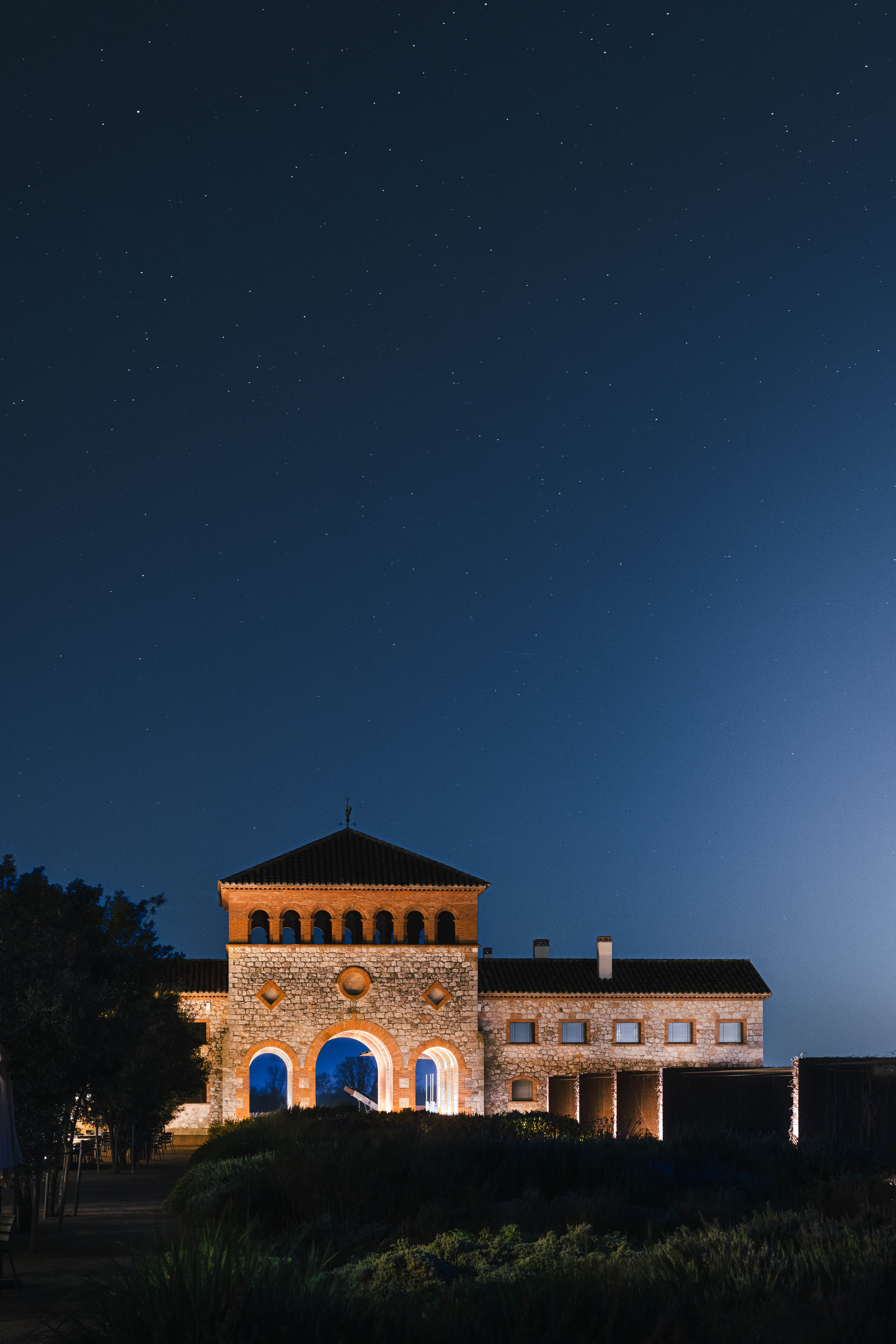 Eclipsi entre vinyes a Perelada